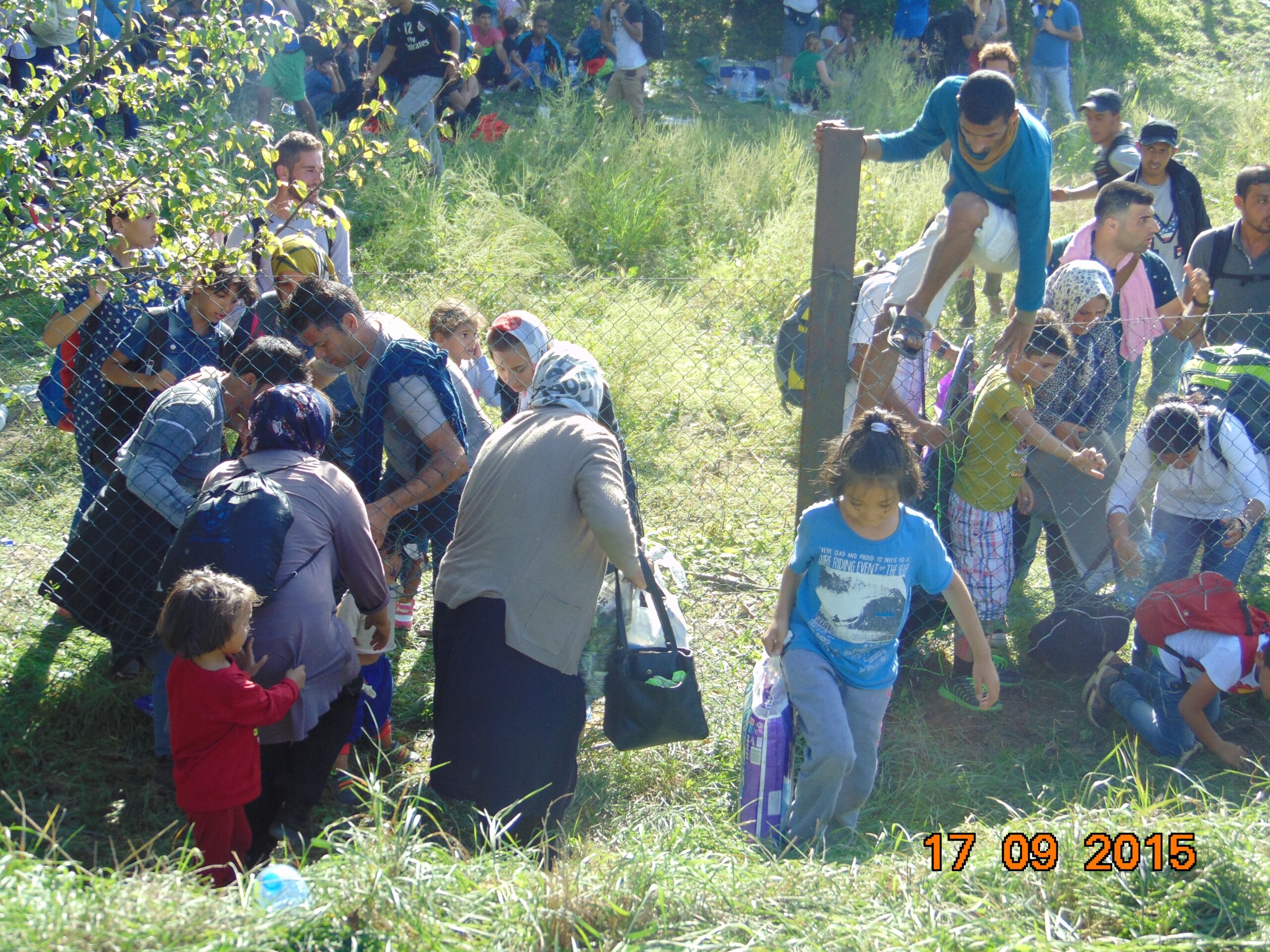 3 Flüchtlinge überqueren Grenze zwischen Serbien und Kroatien © berlin producers, HAMBER ALISSA